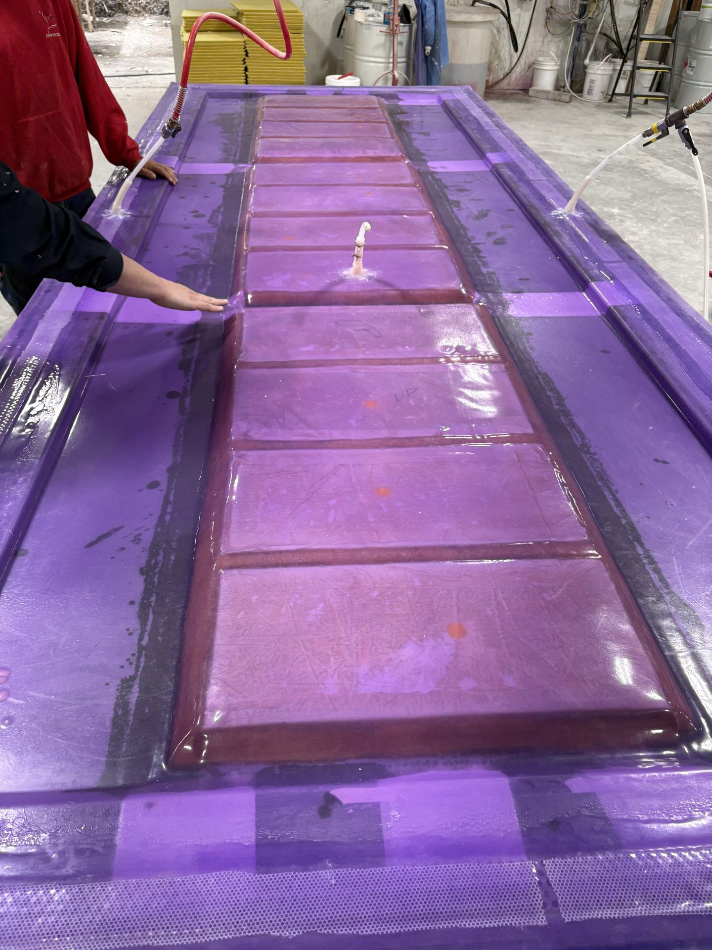 Light RTM infusion under a purple membrane in the Pro-Glas shop